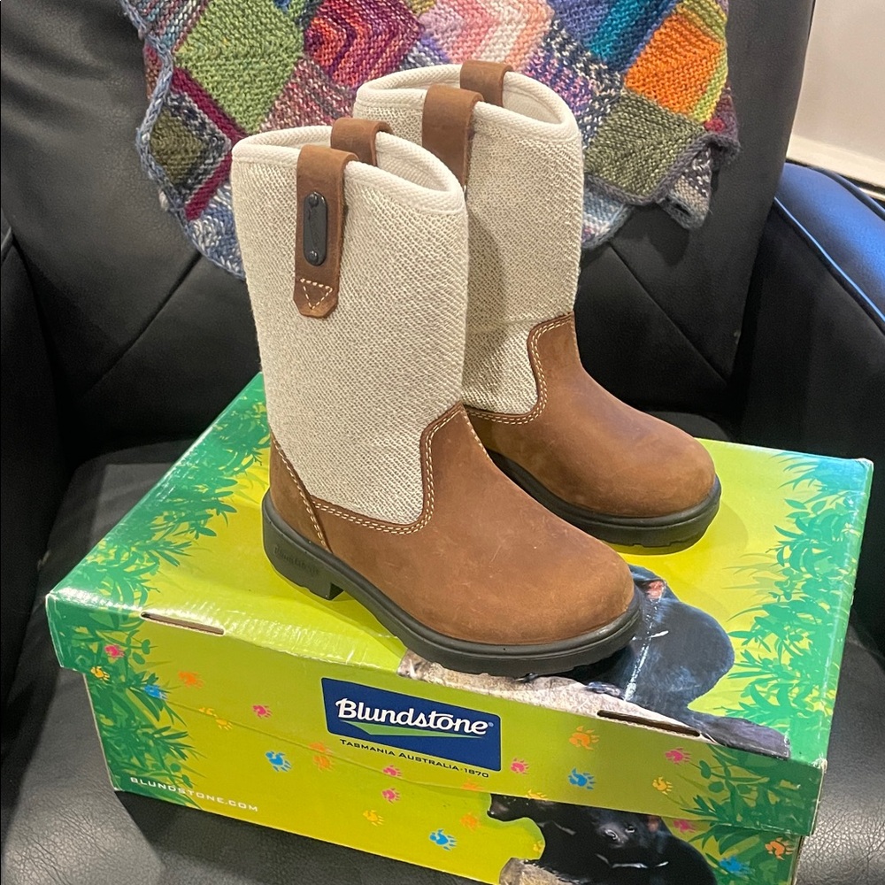 NWT Kids Blundstone Brown and Cream Leather Saddle Boots